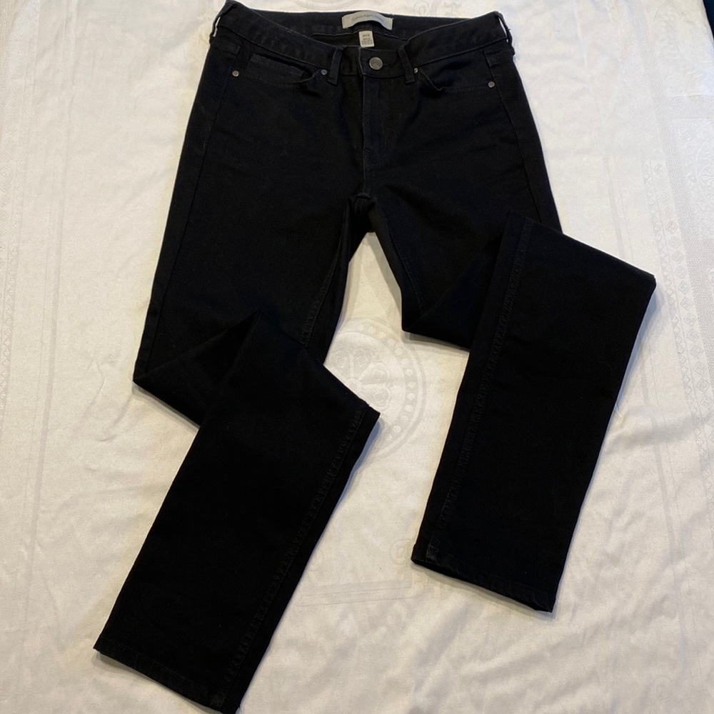Black Calvin Klein Jeans. Size 28 Mid rise. Straight fit with a bit of stretch.